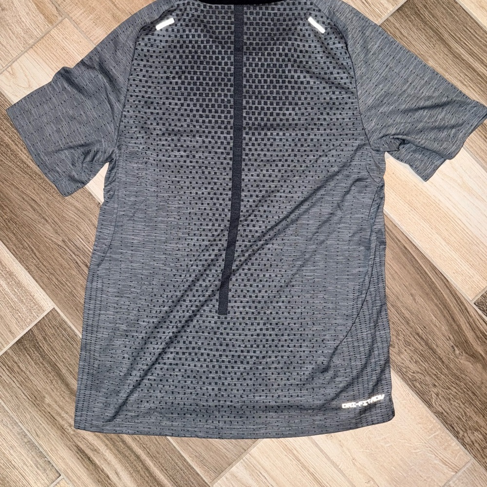 Nike Men's Gray Performance Shirt Sz L EUC - Picture 3 of 3
